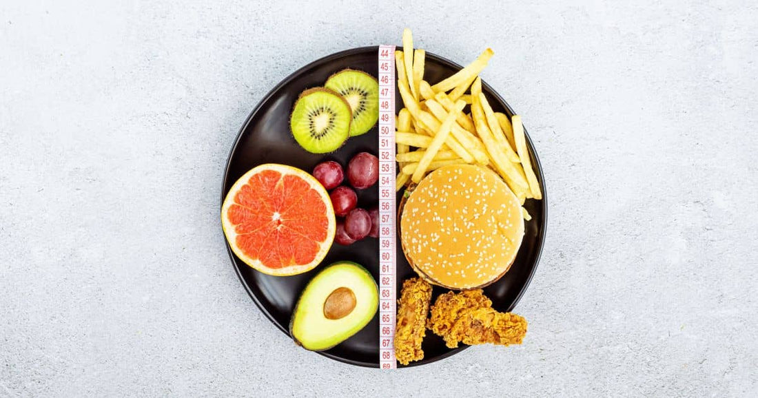 Teller mit Lebensmitteln mit unterschiedlichem Kalorienbedarf